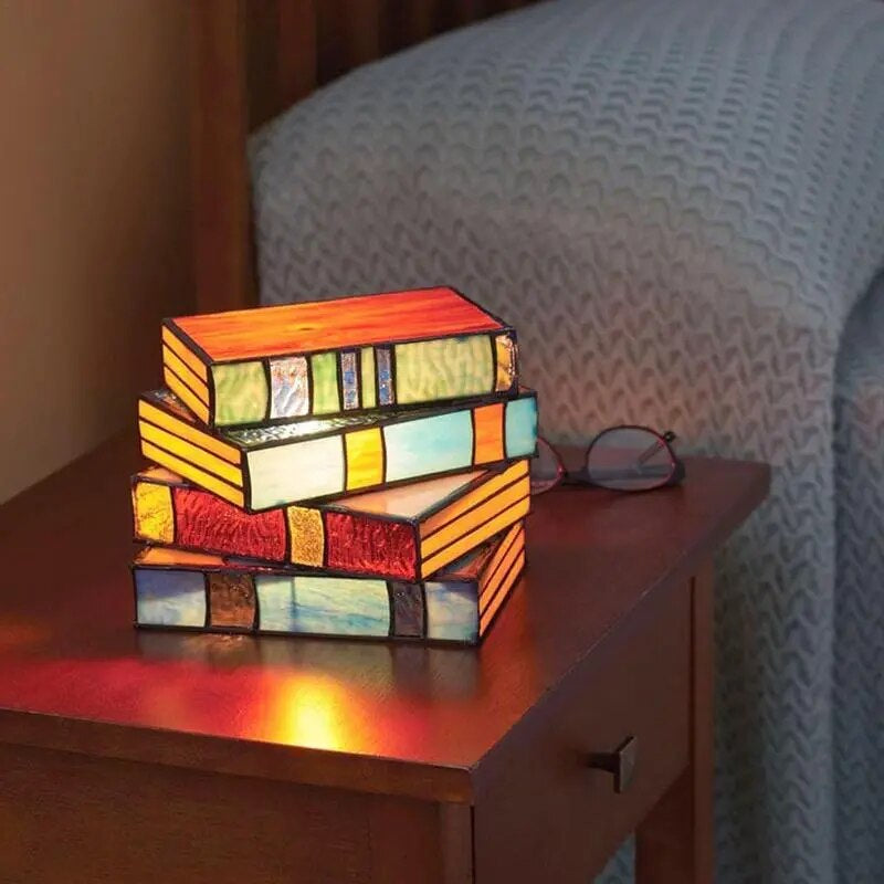 Lampe med stablede bøger